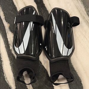 BRAND NEW NIKE YOUTH LARGE SHIN GUARDS - CHARGE - SOCCER